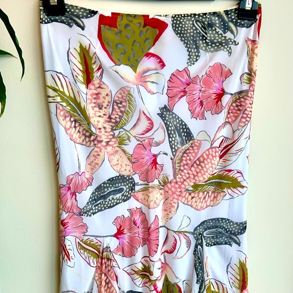 Fully Lined Feminine Light Weight Skirt, With Handkerchief Detailing. - Picture 4 of 9